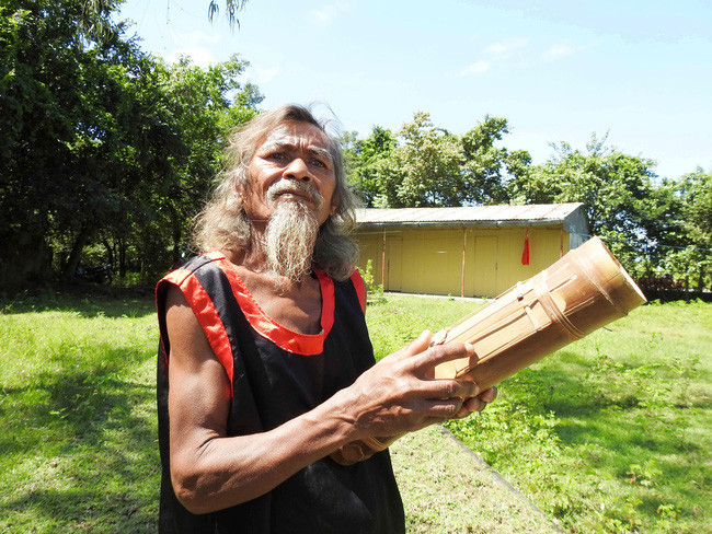 Nghệ nhân Chamaléa Âu cùng cây đàn Chapi do ông chế tác. Ảnh: Đức Cường