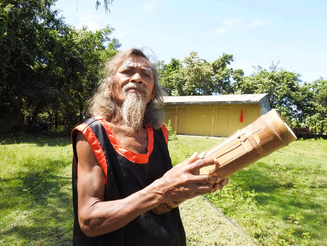 Nghệ nhân Chamaléa Âu cùng cây đàn Chapi do ông chế tác. Ảnh: Đức Cường