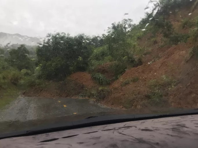 Tuyến Quốc lộ 40B qua địa phận xã Trà Don bị sạt lở nặng