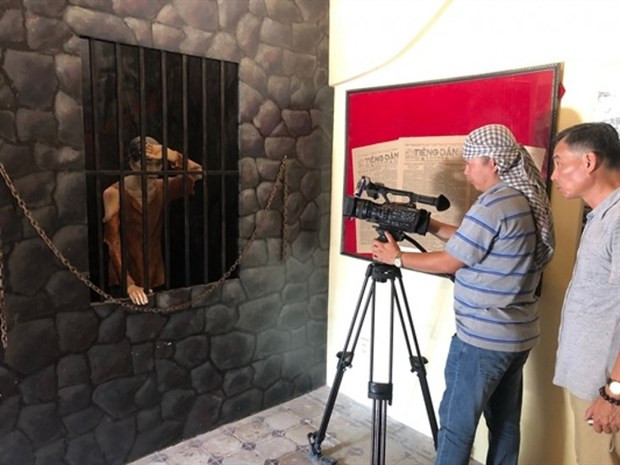 Đoàn làm phim “Việt Nam-Thời đại Hồ Chí Minh: Biên niên sử truyền hình” thực hiện một cảnh quay. Ảnh: Đoàn phim cung cấp