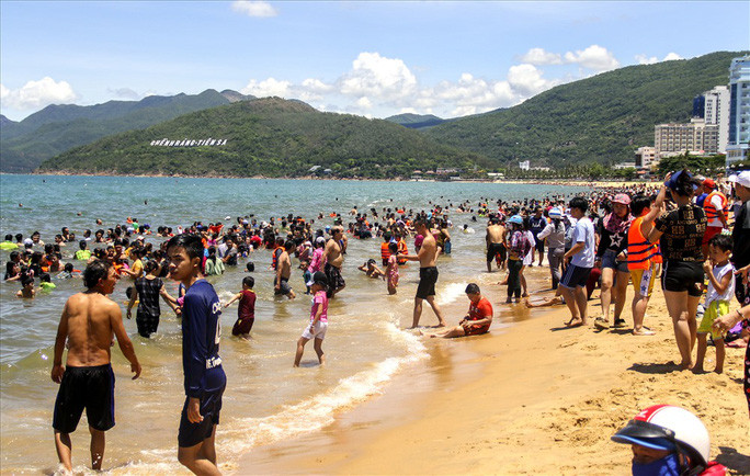 Người dân Bình Định được phép tắm biển trở lại từ ngày mai (15-10)