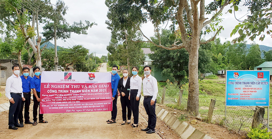 Agribank Đông Gia Lai phối hợp với Huyện Đoàn Đak Pơ tổ chức nghiệm thu, khánh thành công trình tuyến đường điện thắp sáng tại 2 xã Ya Hội và Yang Bắc. Ảnh: Sơn Ca Ảnh: Sơn Ca