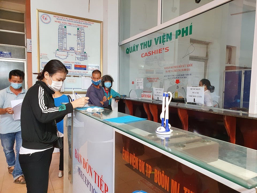 Người dân làm thủ tục đóng viện phí tại Bệnh viện Đa khoa TP.Buôn Ma Thuột (Đắk Lắk). Ảnh: Bảo Trung