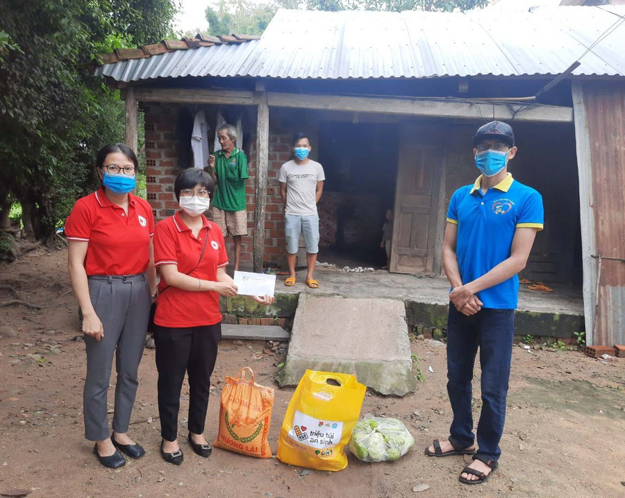 Đoàn tặng quà cho hộ dân tại xã Tân An. Ảnh: Tuyết Mai 