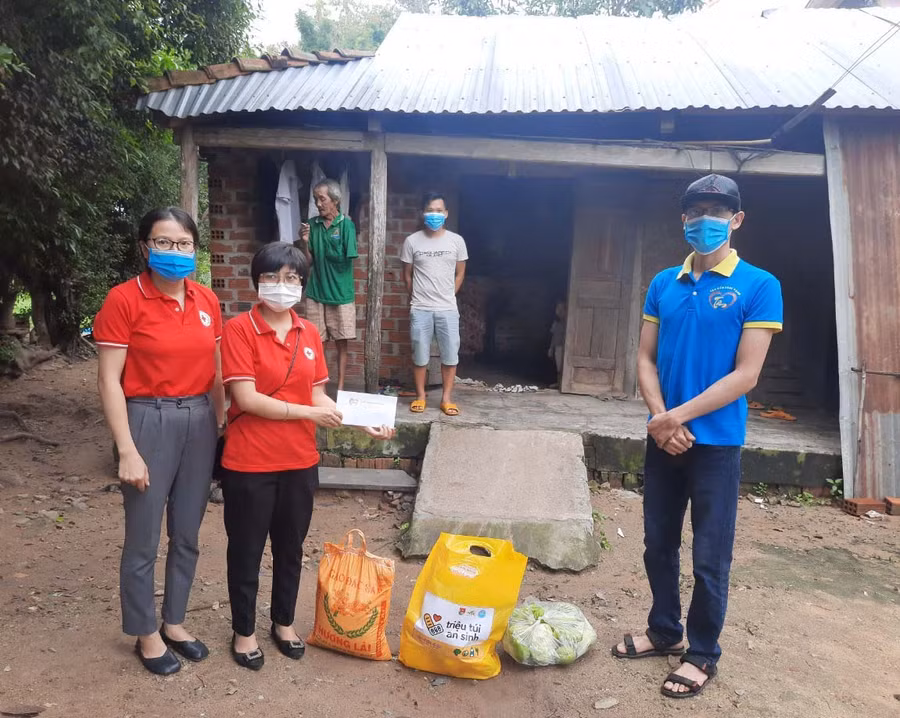 Đoàn tặng quà cho hộ dân tại xã Tân An. Ảnh: Tuyết Mai 