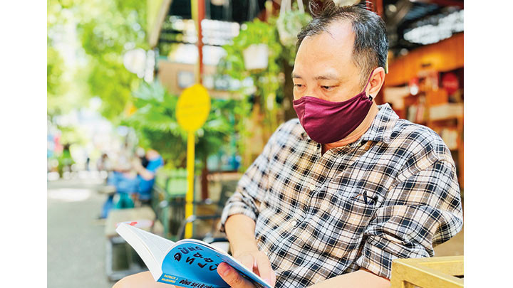 Nhiều người đến Đường sách TP Hồ Chí Minh sau hơn bốn tháng đóng cửa.