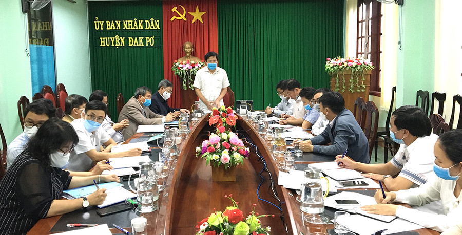  Đồng chí Trường Văn Đạt-Phó Chủ tịch Thường trực HĐND tỉnh kiểm tra làm việc với UBND huyện Đak Pơ. Ảnh: Phúc Lâm