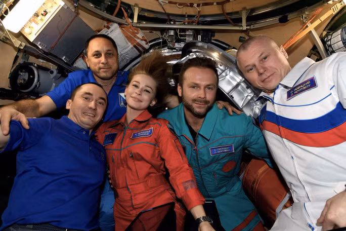 Đoàn làm phim của Nga trên Trạm Vũ trụ Quốc tế (ISS). Ảnh: CNN