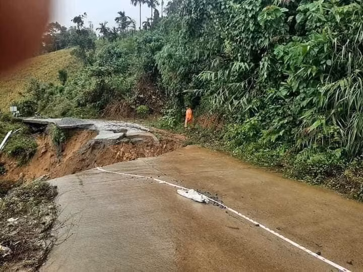 Con đường vào xã Trà Nham cũ bị sạt lở nặng. Ảnh: Đông Nguyễn