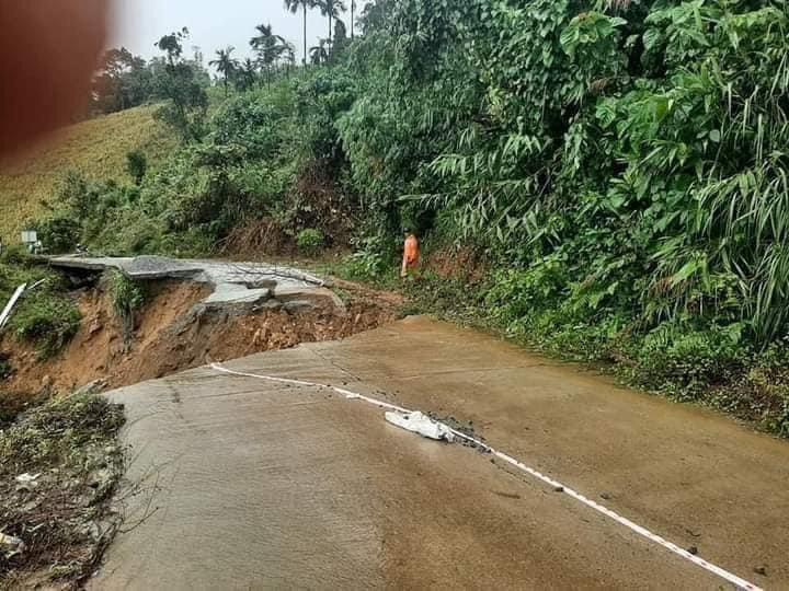 Con đường vào xã Trà Nham cũ bị sạt lở nặng. Ảnh: Đông Nguyễn