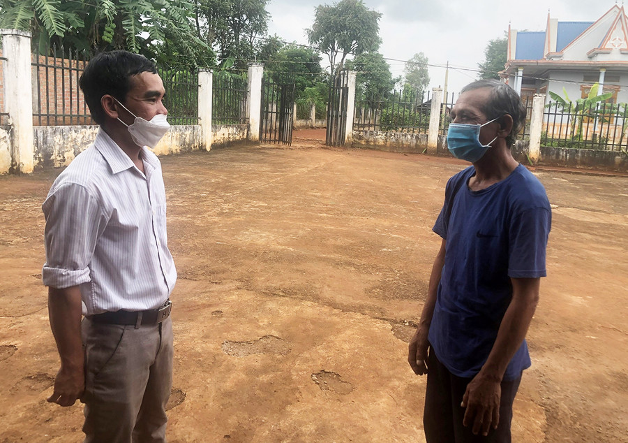 Ông Pih (bên phải) trao đổi với Bí thư Chi bộ làng Bông Lar về công tác phòng-chống dịch Covid-19. Ảnh: Anh Huy