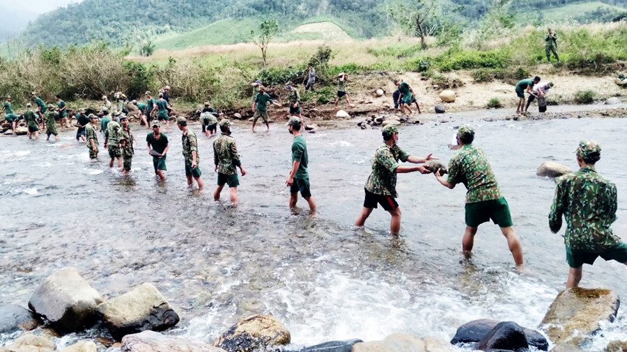 Cán bộ, chiến sĩ giúp người dân xã Kon Pne đắp, kè đập dân sinh dẫn nước, nạo vét mương nội đồng làm tăng lưu tốc dòng chảy phục vụ sản xuất. Ảnh: Minh Nguyễn 5 Cán bộ, chiến sĩ giúp dân xã Kon Pne đắp, kè đập dân sinh dẫn nước, nạo vét mương nội đồng làm tăng lưu tốc dòng chảy phục vụ sản xuất.jpg