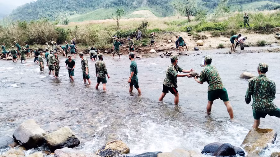 5 Cán bộ, chiến sĩ giúp dân xã Kon Pne đắp, kè đập dân sinh dẫn nước, nạo vét mương nội đồng làm tăng lưu tốc dòng chảy phục vụ sản xuất.jpg