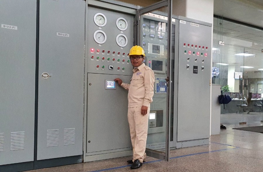 Kỹ sư Ksor Huết làm việc tại Nhà máy Thủy điện Sê San 3A. Ảnh: Thiên Di