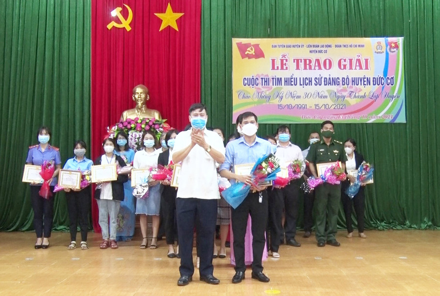 Ông Phạm Văn Cường-Phó Bí thư Thường trực Huyện ủy Đức Cơ trao giải nhất cho thí sinh tham gia cuộc thi tìm hiểu lịch sử Đảng bộ huyện. Ảnh: Lê Văn Châu Ông Phạm Văn Cường-Phó Bí thư Thường trực Huyện ủy Đức cơ tặng giải nhất cho thí sinh tham gia cuộc thi. Ảnh: Lê Văn Châu