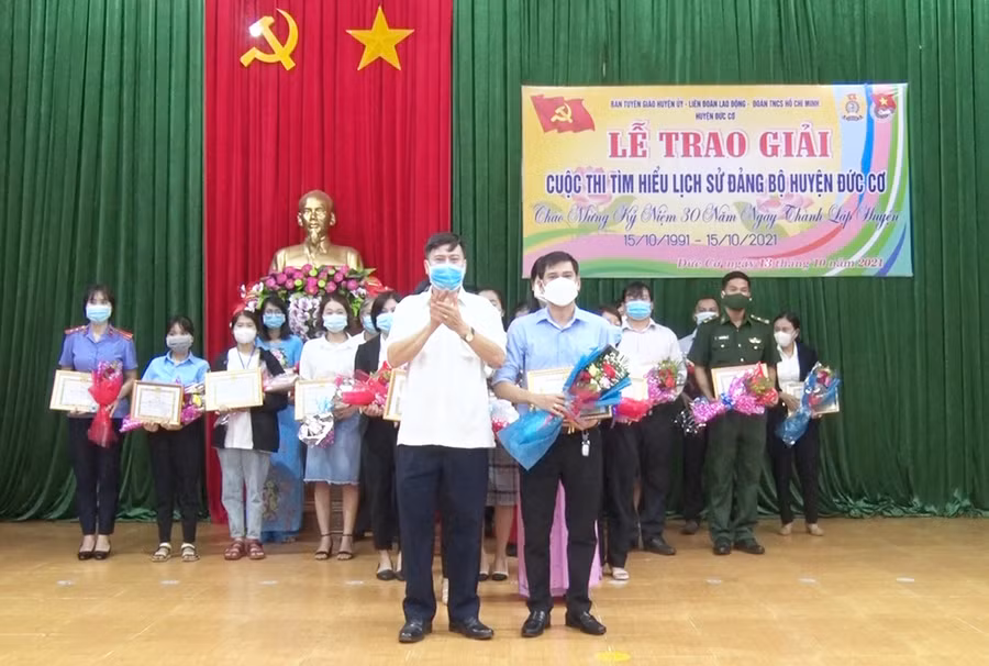  Ông Phạm Văn Cường-Phó Bí thư Thường trực Huyện ủy Đức cơ tặng giải nhất cho thí sinh tham gia cuộc thi. Ảnh: Lê Văn Châu