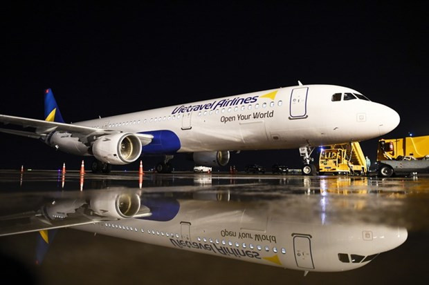 Logo Vietravel Airlines là hình ảnh hai tam giác tạo thành đôi cánh bay vàng. (Ảnh: TTXVN phát)  Logo Vietravel Airlines là hình ảnh hai tam giác tạo thành đôi cánh bay vàng. (Ảnh: TTXVN phát)