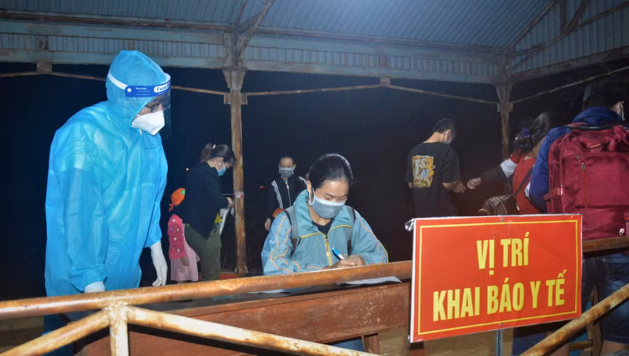 Các công dân đón về vào rạng sáng 18-10 vừa qua tiến hành làm thủ tục để về nơi cách ly tập trung. Ảnh: Huy Bắc