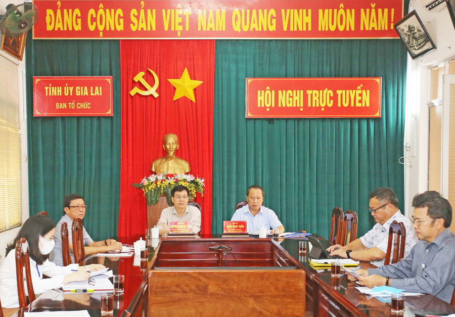 Đồng chí Châu Ngọc Tuấn-Phó Bí thư Thường trực Tỉnh ủy dự và chủ trì tại điểm cầu tỉnh Gia Lai. Ảnh: Đăng Vũ 