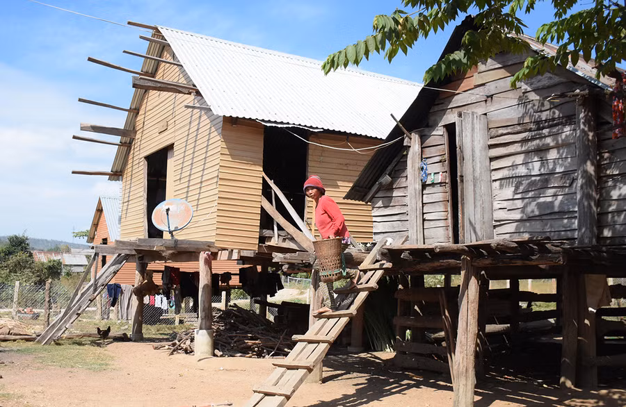 Ngôi nhà vững chãi của gia đình chị Ksor Hyun (xã Chư Băh, thị xã Ayun Pa) được xây dựng từ khoản đóng góp 1.000 đồng mỗi ngày, đầy ắp nghĩa tình. Ảnh: Minh Nguyễn Ngôi nhà vững chãi của gia đình chị Ksor Hyun-xã Chư Băh, thị xã Ayun Pa được xây dựng từ khoản đóng góp 1.000 đồng mỗi ngày, đầy ắp nghĩa tình. Ảnh: Minh Nguyễn