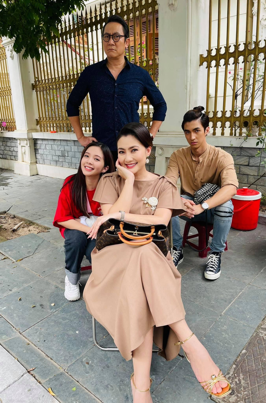 Ngọc Lan rạng rỡ cùng các diễn viên trong hậu trường. Ảnh: FBNV