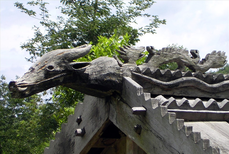  Điêu khắc đầu trâu trên mái 1 nhà mồ Cơ Tu ở huyện Đông Giang, Quảng Nam. Ảnh: Thanh Hải