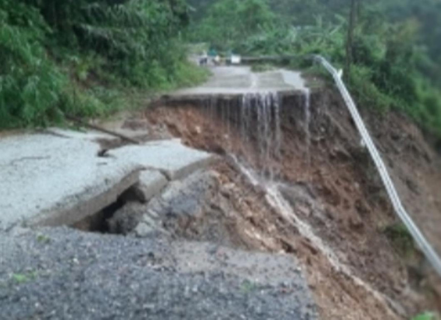 Tuyến đường vào xã Trà Nham cũ (H.Trà Bồng, Quảng Ngãi) bị sạt lở hết nền đường. Ảnh: Hải Phong