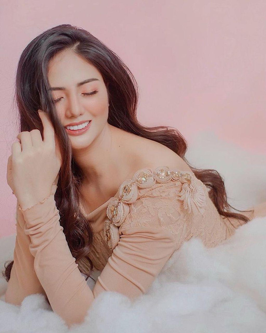 Cinderella Faye Obeñita có sở thích vẽ và viết lách cho trang web du lịch. Cô chia sẻ mình có tài dẫn chương trình, tổ chức sự kiện và thuyết trình trước đám đông. Người đẹp tâm đắc câu nói của nhà văn Honore de Balzac: “Khi bạn nghi ngờ sức mạnh của mình, bạn đã tiếp thêm sức mạnh cho sự nghi ngờ đó”. Ảnh: Instagram NV