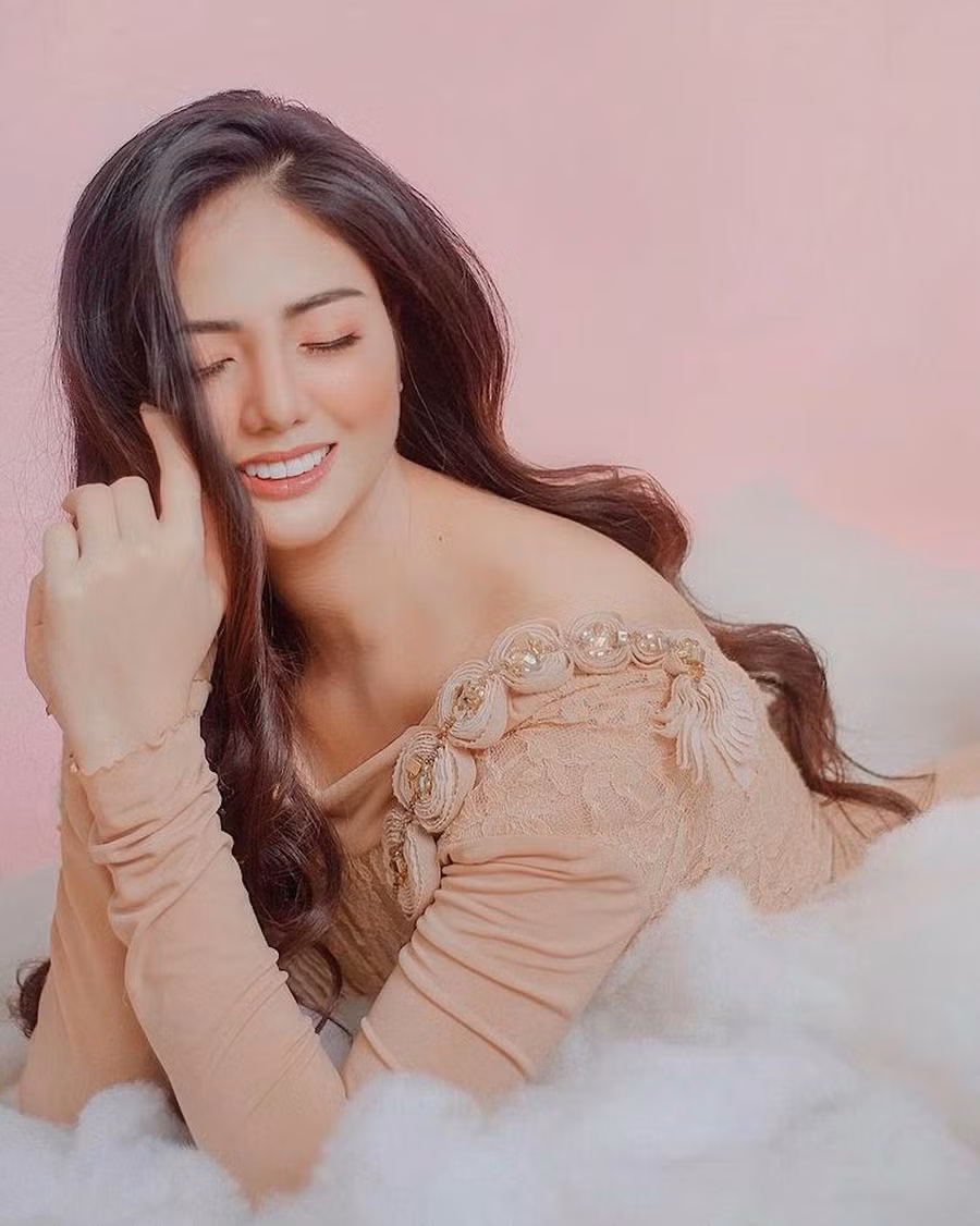 Cinderella Faye Obeñita có sở thích vẽ và viết lách cho trang web du lịch. Cô chia sẻ mình có tài dẫn chương trình, tổ chức sự kiện và thuyết trình trước đám đông. Người đẹp tâm đắc câu nói của nhà văn Honore de Balzac: “Khi bạn nghi ngờ sức mạnh của mình, bạn đã tiếp thêm sức mạnh cho sự nghi ngờ đó”. Ảnh: Instagram NV