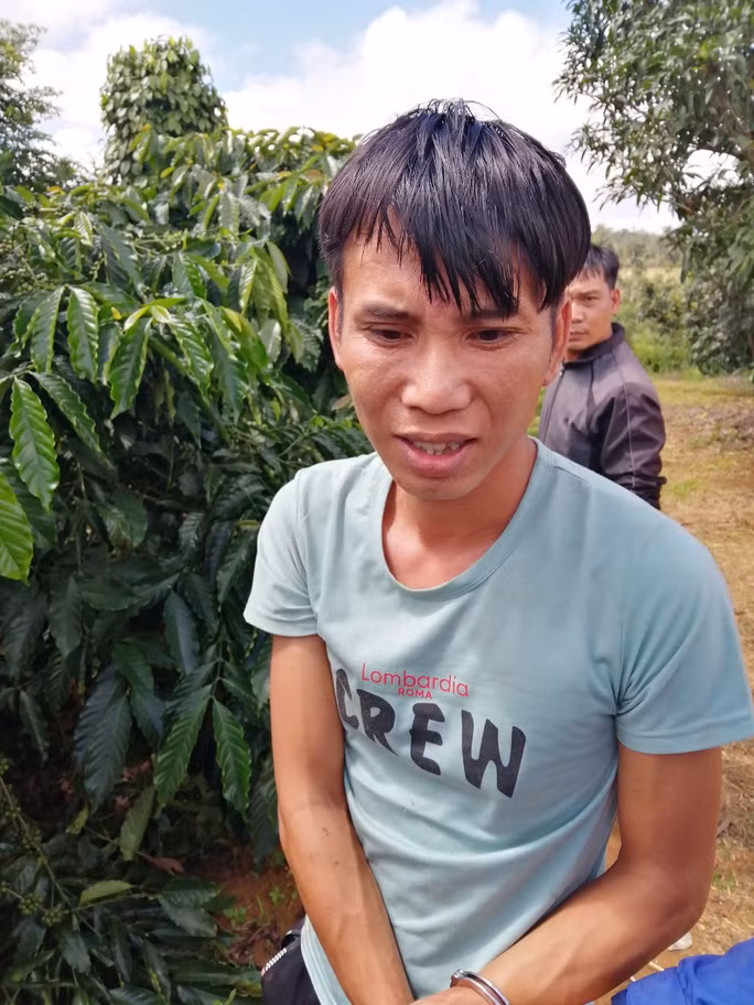 Mai Văn Hiến bị Công an tỉnh Bình Phước bắt giữ khi đang lẩn trốn tại Bon Rbut, xã Quảng Sơn, huyện Đăk Glong, tỉnh Đăk Nông