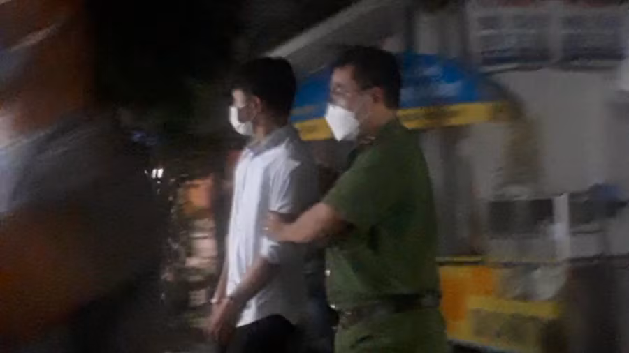 Quốc được dẫn giải để thực nghiệm hiện trường phục vụ điều tra. Ảnh: N.H