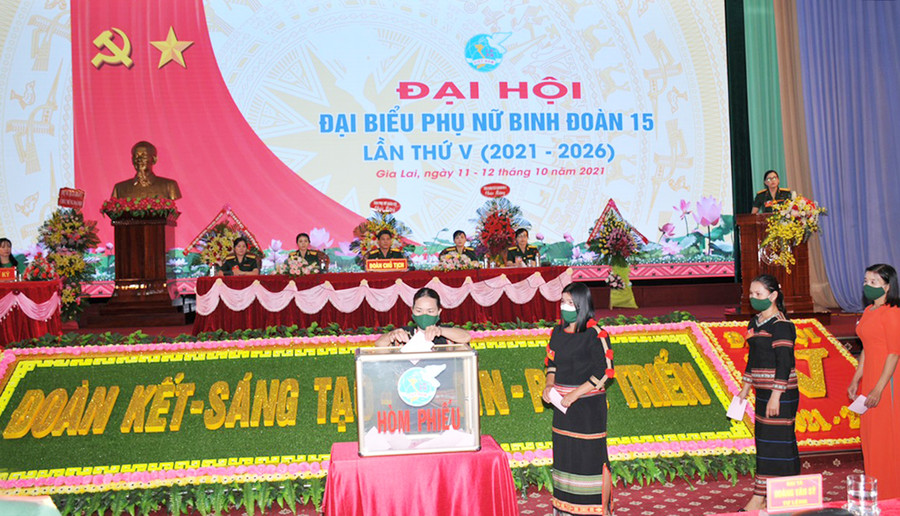 Bỏ phiều bầu đoàn đại biểu đi dự Đại hội cấp trên. Ảnh: Vĩnh Hoàng