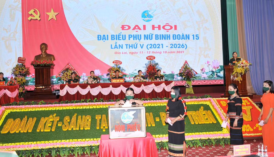 Bỏ phiều bầu đoàn đại biểu đi dự Đại hội cấp trên. Ảnh: Vĩnh Hoàng