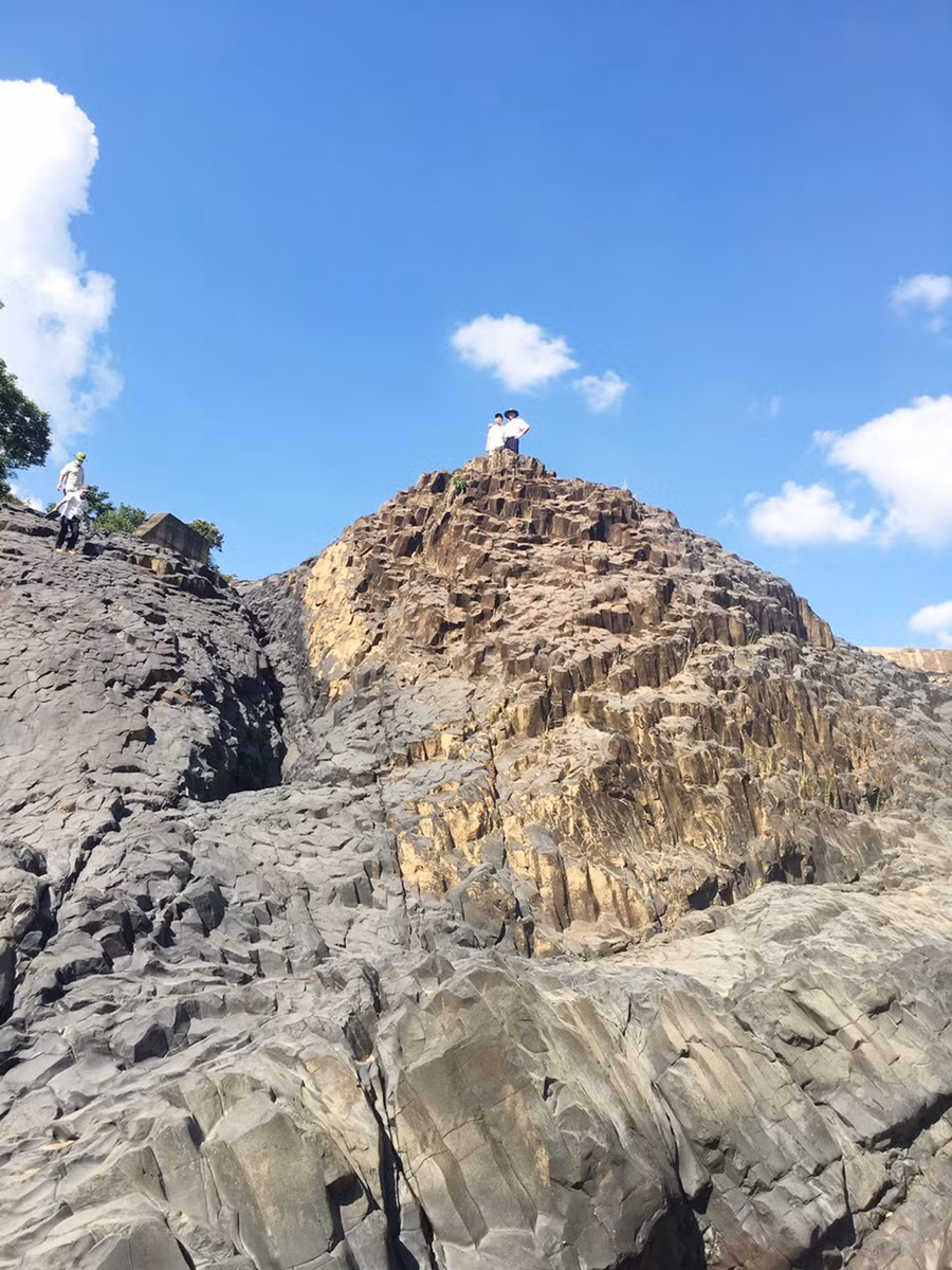  Bãi đá cổ làng Đôn Hyang có hình thù độc lạ, đẹp mắt được du khách tham quan. Ảnh: R'Ô HOK