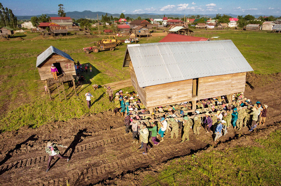 Lực lượng vũ trang cùng chính quyền địa phương giúp người dân làng Hek (xã Chư A Thai, huyện Phú Thiện) di dời nhà ở. Ảnh: Phan Nguyên Lực lượng vũ trang cùng chính quyền địa phương giúp người dân làng Hek (xã Chư A Thai, huyện Phú Thiện) di dời nhà ở. Ảnh: Phan Nguyên