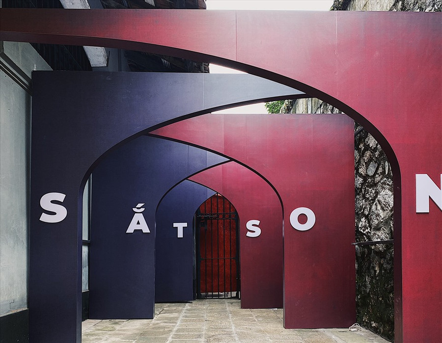 Cổng chào 6 lớp được dựng trên lối vào khu trưng bày. Cổng chào 6 lớp được dựng trên lối vào khu trưng bày.