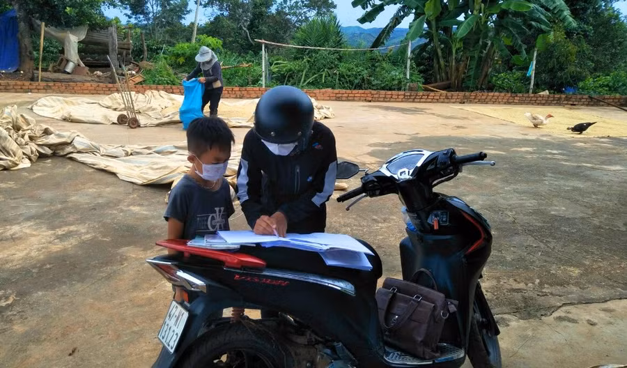 Cô H’Xuân Mlô, giáo viên Trường Tiểu học Ngô Gia Tự tranh thủ giảng bài cho học sinh trước khi giao bài.