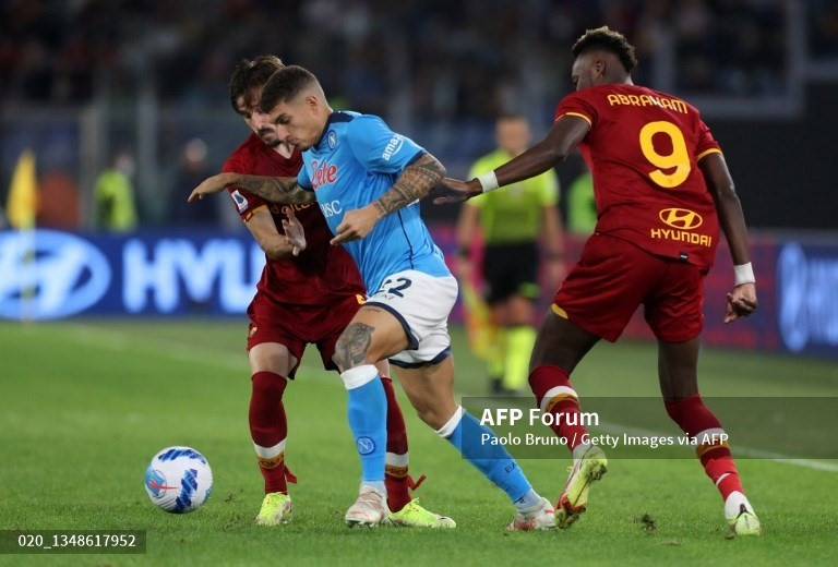 Napoli và AS Roma tạo nên một trận đấu cởi mở, với nhiều cơ hội ghi bàn. Điểm nhấn lớn nhất của trận đấu là tấm thẻ đỏ của Mourinho. Ảnh: AFP