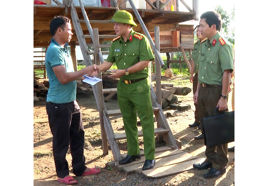Đại tá Lê Văn Hà (thứ 2 từ trái sang)-Phó Giám đốc Công an tỉnh tặng quà, động viên gia đình bị ảnh hưởng do thiên tai tại thị xã Ayun Pa (ảnh chụp trước tháng 4-2021). Ảnh: Nguyễn Hữu Đại tá Lê Văn Hà (thứ 2 từ trái sang)-Phó Giám đốc Công an tỉnh tặng quà, động viên gia đình bị ảnh hưởng do thiên tai tại thị xã Ayun Pa (ảnh chụp trước tháng 4-2021). Ảnh: Nguyễn Hữu
