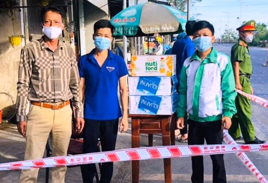 Anh Ngà (từ phải qua trái) tặng quà, hỗ trợ chốt kiểm soát chống dịch. Ảnh: Thu Vui