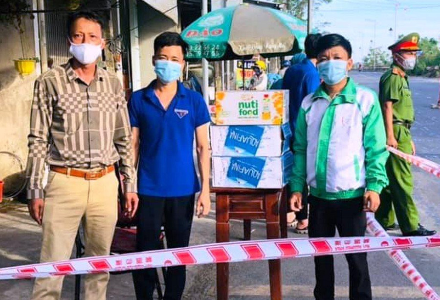 Anh Ngà (từ phải qua trái) tặng quà, hỗ trợ chốt kiểm soát chống dịch. Ảnh: Thu Vui Anh Ngà (từ phải qua trái) tặng quà, hỗ trợ chốt kiểm soát chống dịch. Ảnh: Thu Vui