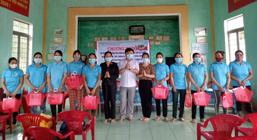 Phòng Tài nguyên và Môi trường huyện tặng giỏ nhựa đi chợ cho người dân nhằm hạn chế sử dụng túi ni lông khi đi chợ. Ảnh: Hồng Thương Phòng Tài nguyên và Môi trường huyện tặng giỏ nhựa đi chợ cho người dân nhằm hạn chế sử dụng túi ni lông khi đi chợ. Ảnh: Hồng Thương