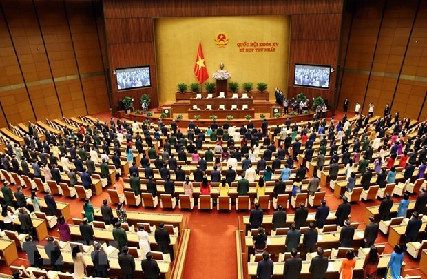 Các đại biểu thực hiện nghi thức chào cờ tại phiên bế mạc Kỳ họp thứ nhất, Quốc hội khóa XV. (Ảnh: Phạm Kiên/TTXVN)
