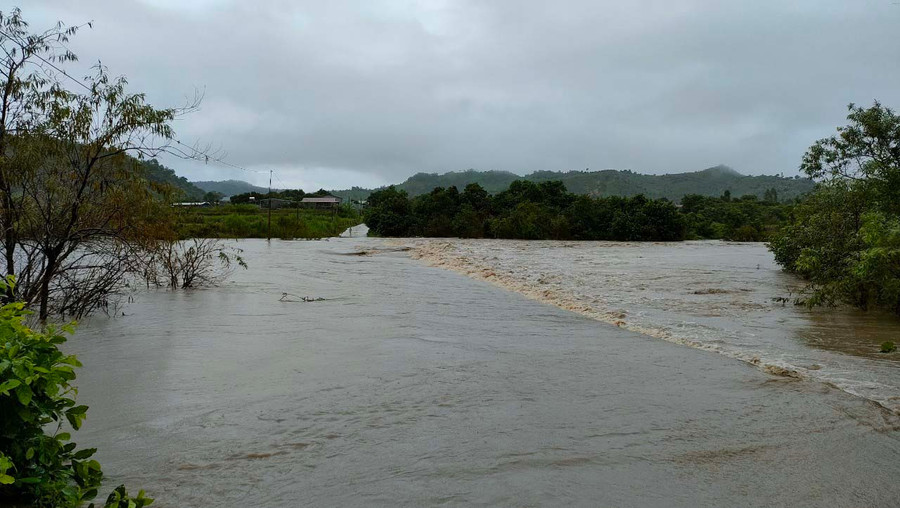 Nước lớn chảy tràn qua ngầm tràn thôn Mơ Năng 2, xã Kim Tân, huyện Ia Pa. Ảnh: Lê Nam