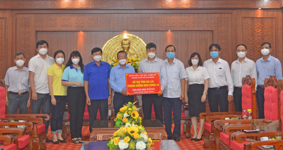 Đoàn công tác Thành ủy TP. Hồ Chí Minh trao bảng tượng trưng hỗ trợ tỉnh Gia Lai trong phòng-chống dịch. Ảnh: Anh Huy