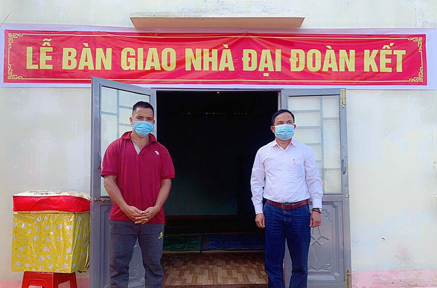 Ông Blưng (bìa trái) được trao tặng nhà Đại đoàn kết. Ảnh: Thủy Tiên