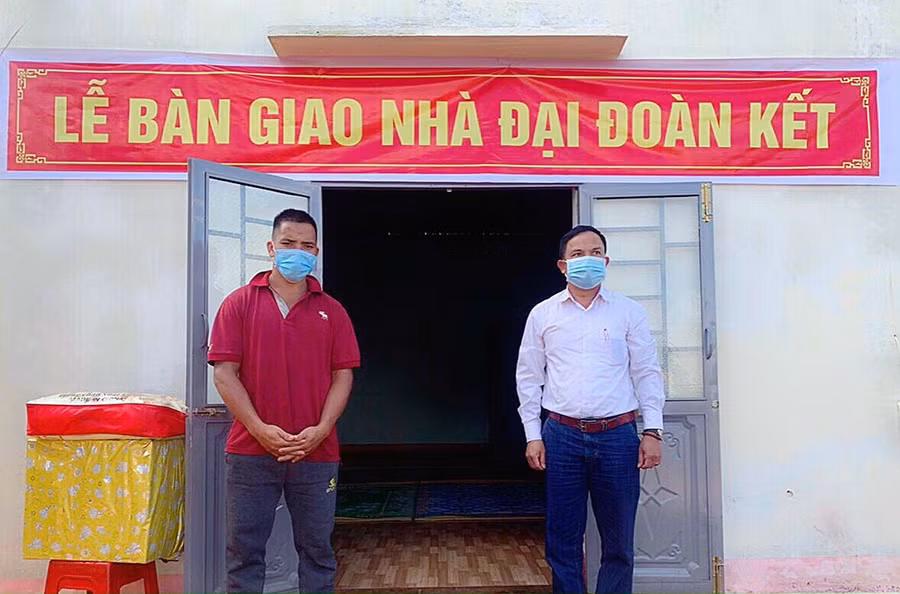 Ông Blưng (bìa trái) được trao tặng nhà Đại đoàn kết. Ảnh: Thủy Tiên