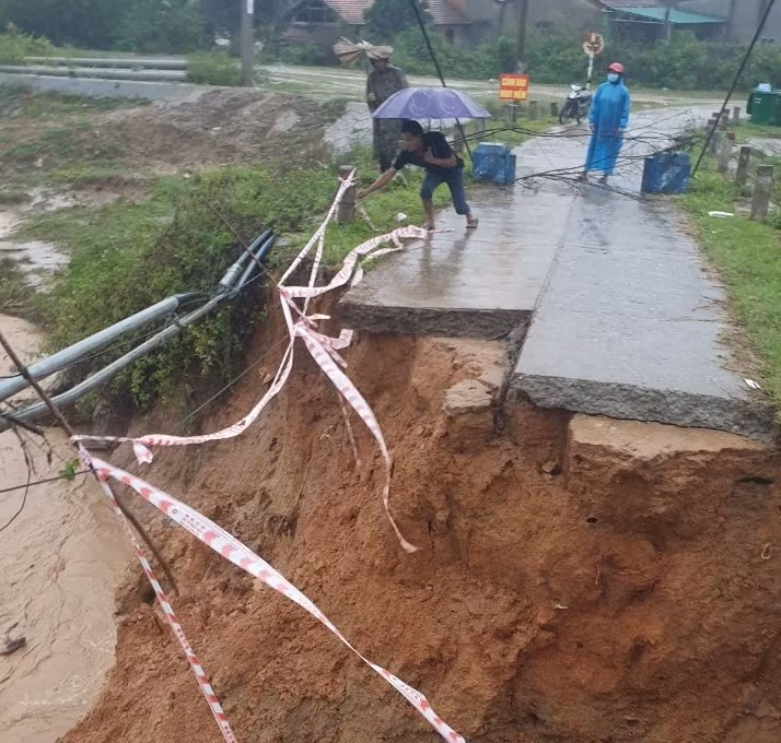 Nước lũ cuốn trôi, gây sạt lở đường ở Kon Tum. Ảnh T.T