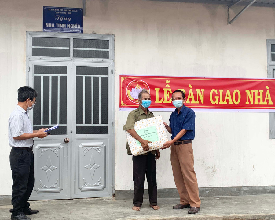 Lãnh đạo Ủy ban MTTQ Việt Nam huyện Phú Thiện trao quà cho gia đình ông Siu Kim Lang (thôn Plei Tel B). Ảnh: Vũ Chi