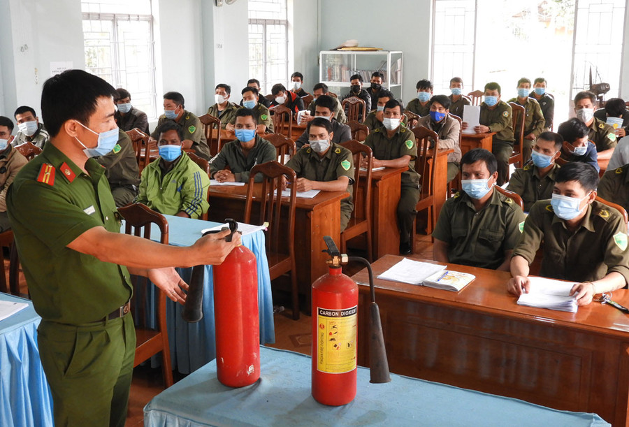  Nội dung bồi dưỡng, huấn luyện về công tác phòng cháy, chữa cháy cho đội ngũ công an viên. Ảnh: Thanh Nhật